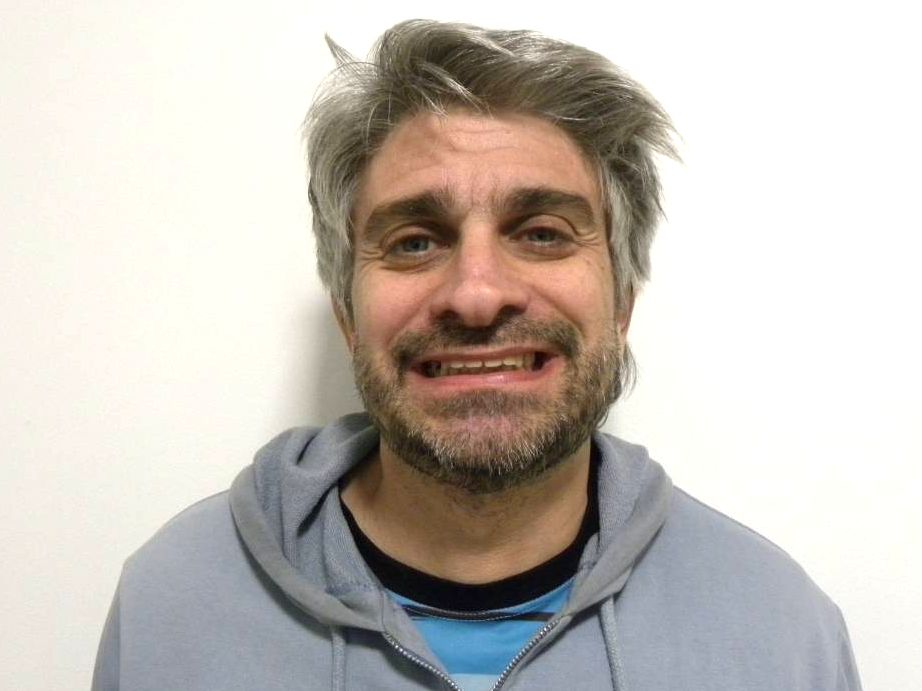 Frontal sonriendo